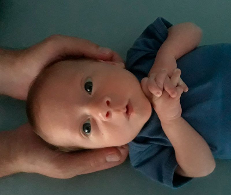O meu bebê está com cólicas e refluxo… Como posso ajudá-lo?